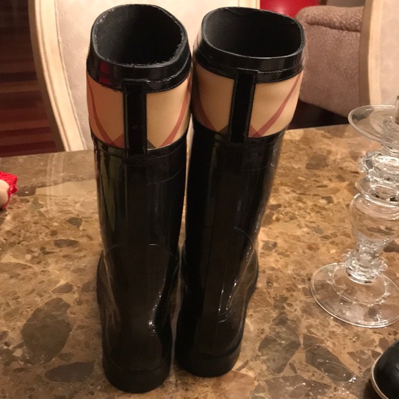 Burberry  Rain boots!! Barely worn - Picture 2 of 11